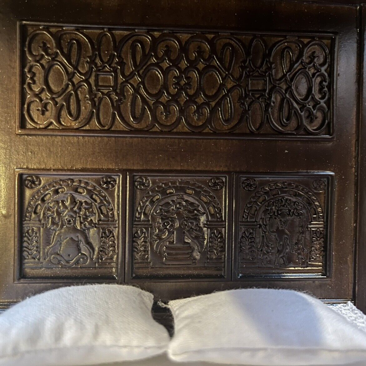Mini casa de muñecas 1:12 Muebles en miniatura Dormitorio Tudor medieval Traje Edén
