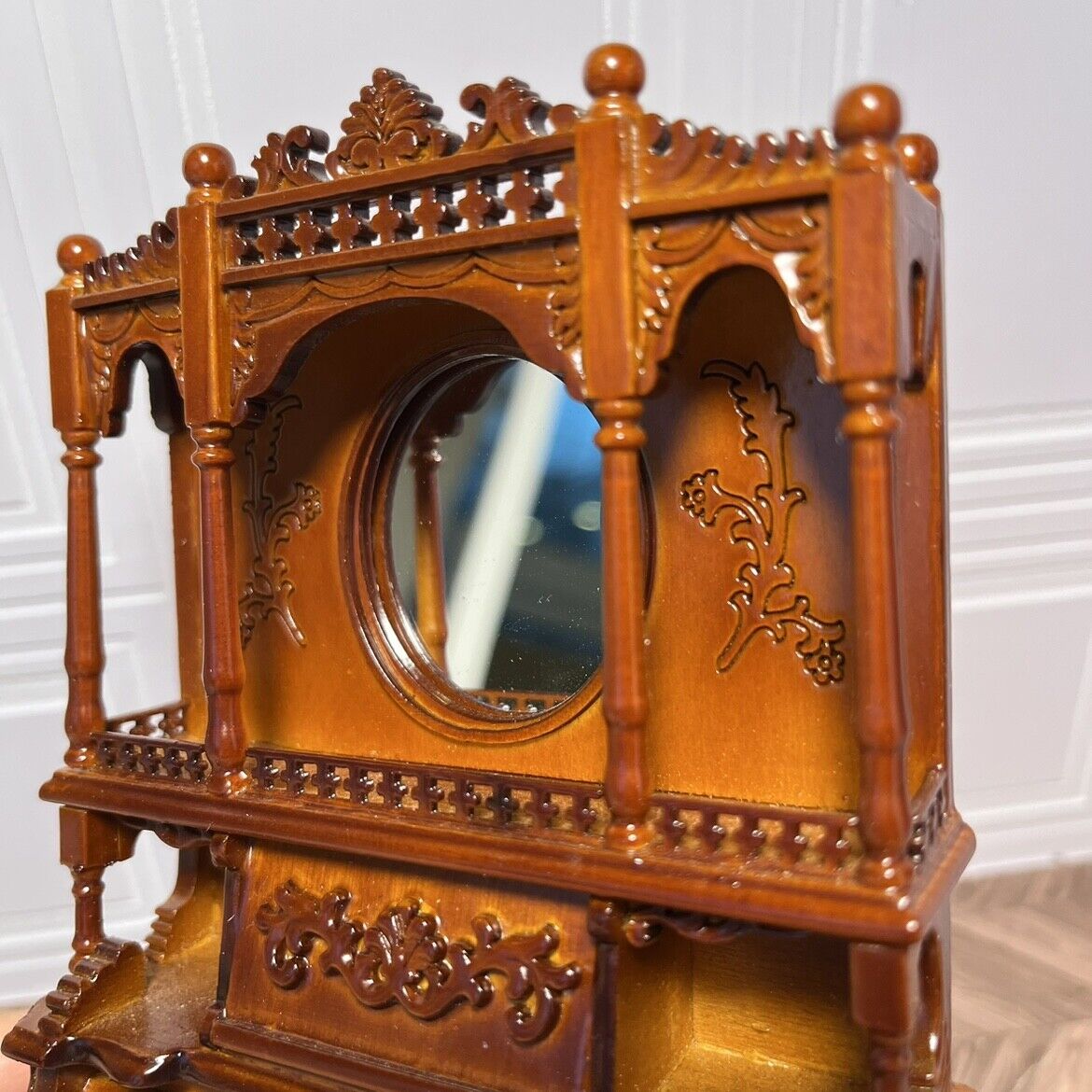 Ensemble de piano vintage miniature avec tabouret miroir et fleurs sculptées à l'échelle 1/12