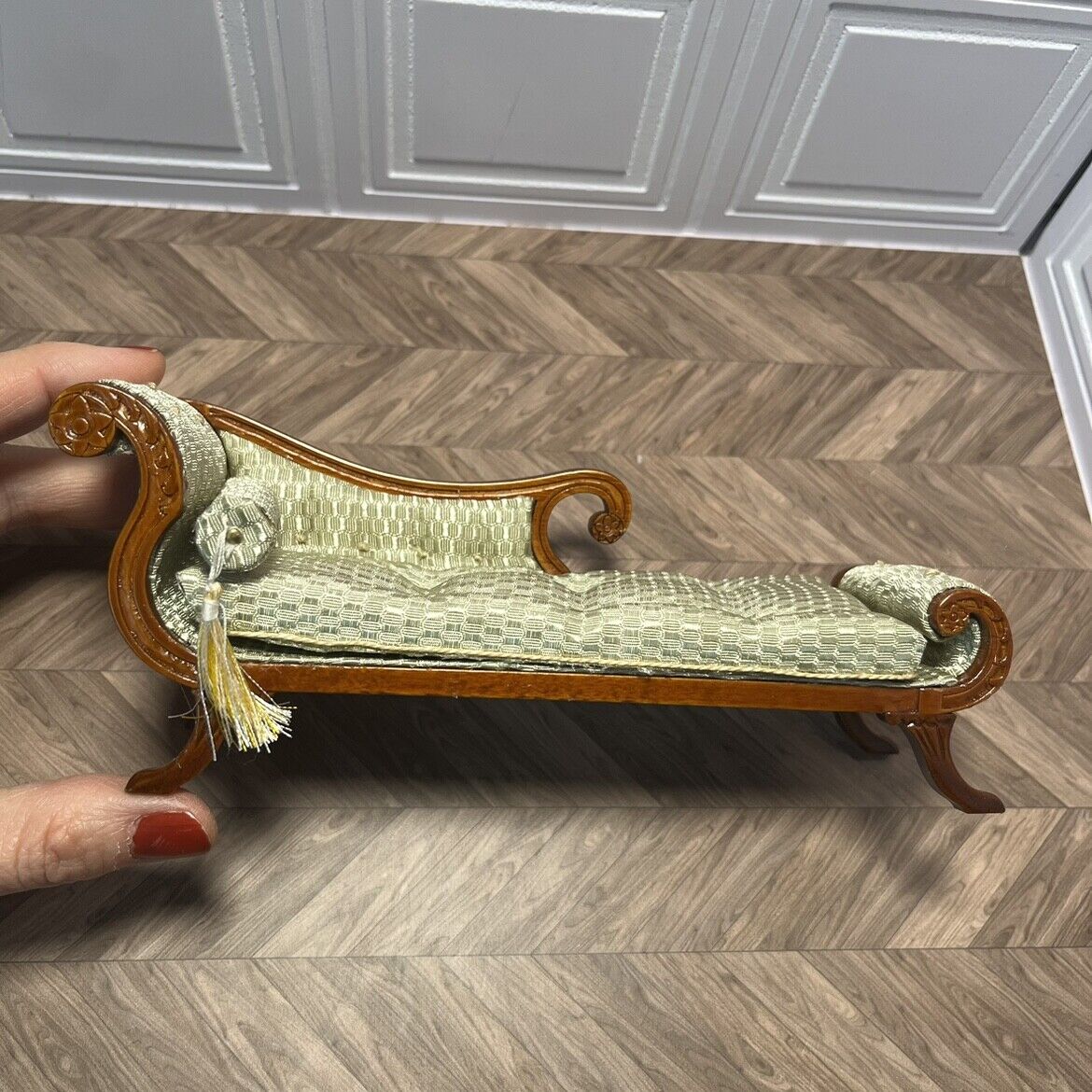 Chaise longue inclinable en satin sculpté à la main, meuble miniature Blythe Ob11