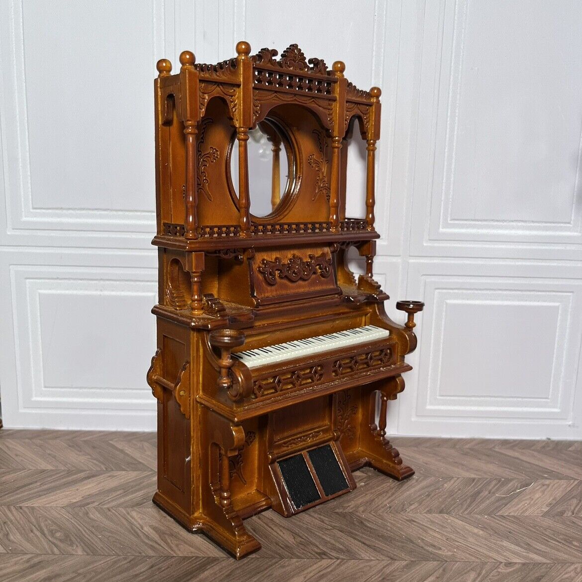 Ensemble de piano vintage miniature avec tabouret miroir et fleurs sculptées à l'échelle 1/12