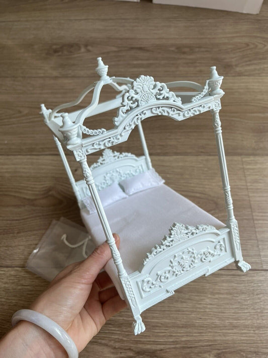 Muebles en miniatura: cama Versalles, mesita de noche con accesorios