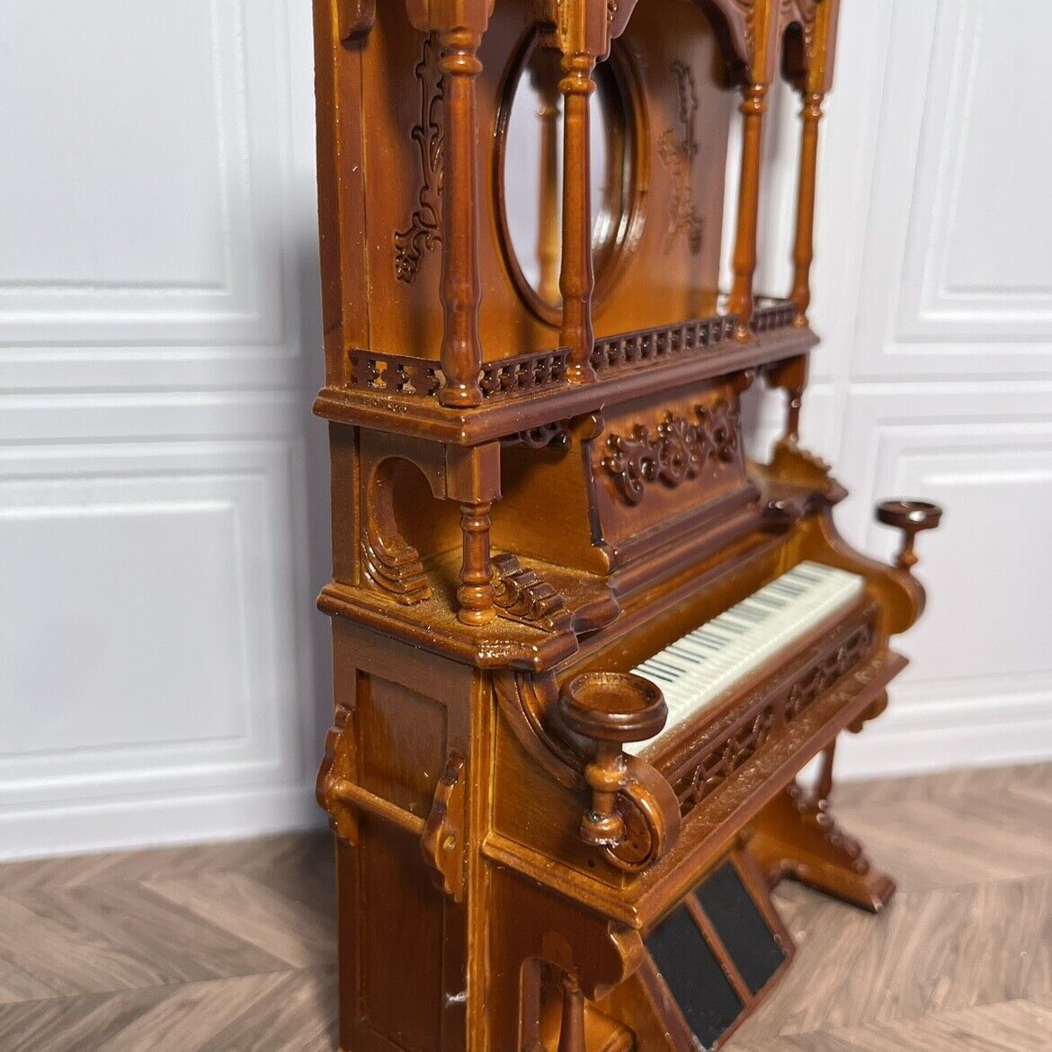 Ensemble de piano vintage miniature avec tabouret miroir et fleurs sculptées à l'échelle 1/12