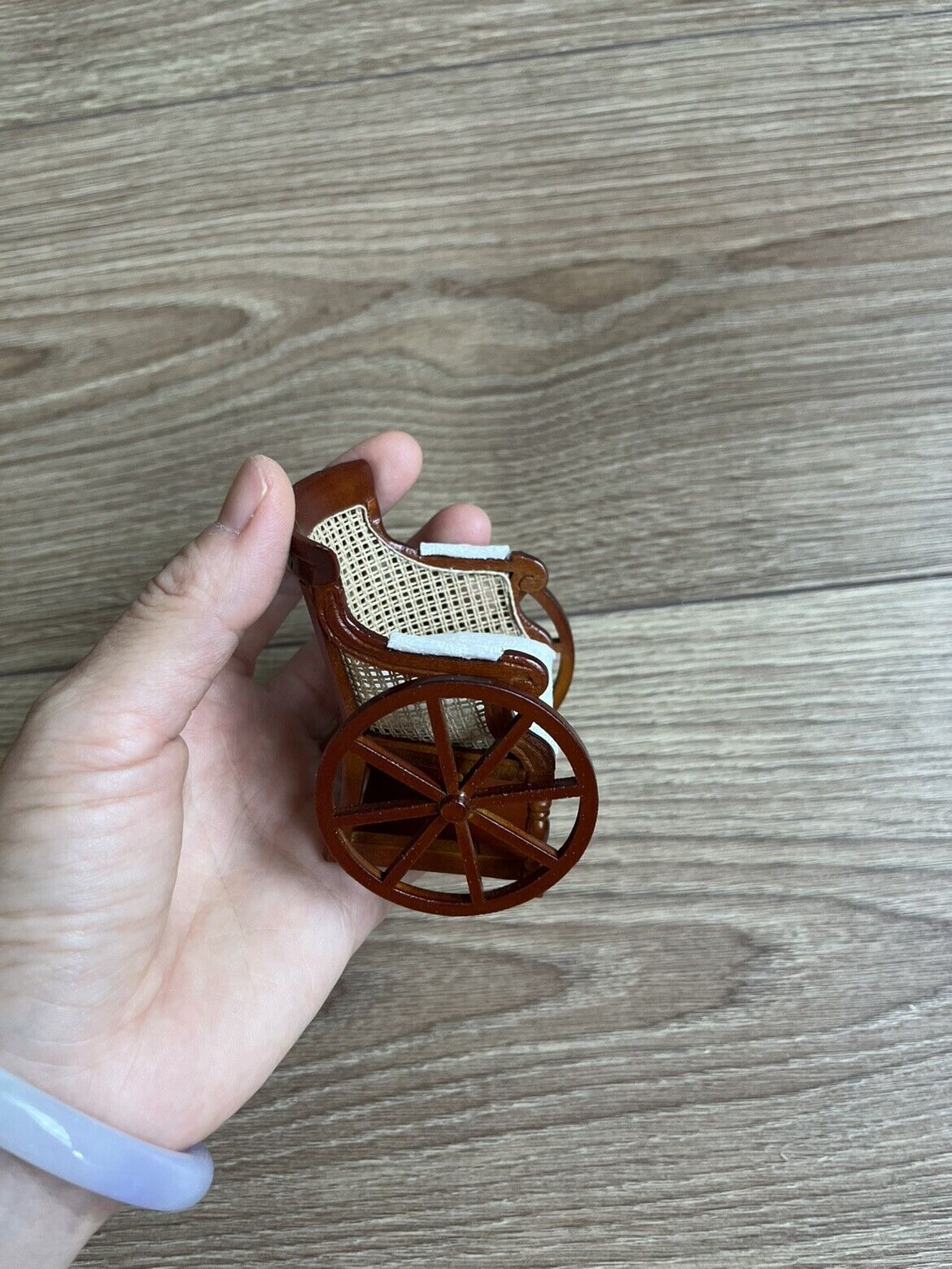 Mini Furniture 1:12 Dollhouse Mini Furniture Mesh Wheelchair Rotatable Foot Pad