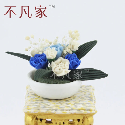 Maceta floral azul y blanca en miniatura a escala 1:12 para decoración de casas de muñecas