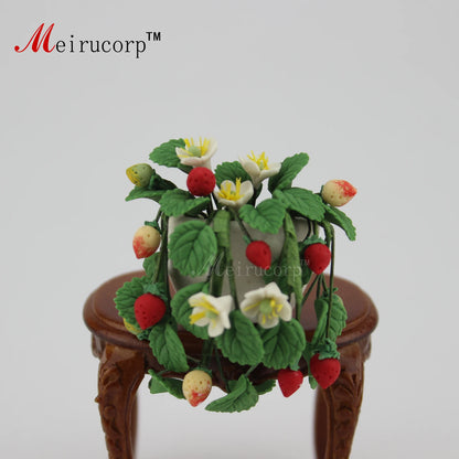 Planta de fresa colgante en miniatura a escala 1:12 para decoración de casa de muñecas