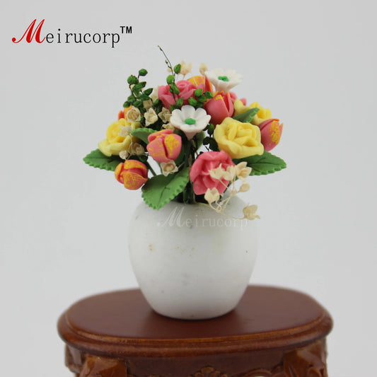 Arreglo floral en miniatura a escala 1:12 en jarrón para decoración de casa de muñecas