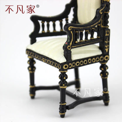 Silla de madera ornamentada para casa de muñecas en miniatura a escala 1:12 - Muebles pintados a mano para exhibición de muñecas