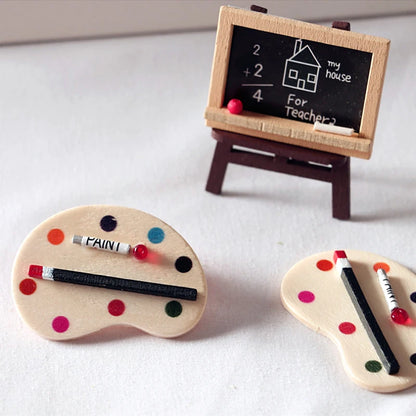 Gabinete de madera en miniatura a escala 1:12 para decoración de casa de muñecas, con cajones y puertas.