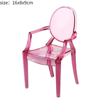 Sofá en miniatura a escala 1:12 y 1:6 con bonitas almohadas, muebles de simulación para sala de estar de casa de muñecas. Modelo de casa de muñecas en miniatura.
