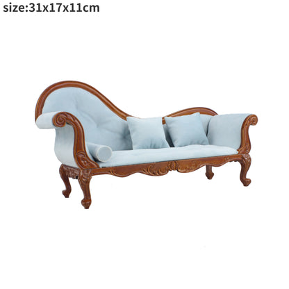 Sofá en miniatura a escala 1:12 y 1:6 con bonitas almohadas, muebles de simulación para sala de estar de casa de muñecas. Modelo de casa de muñecas en miniatura.