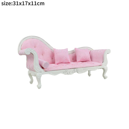 Sofá en miniatura a escala 1:12 y 1:6 con bonitas almohadas, muebles de simulación para sala de estar de casa de muñecas. Modelo de casa de muñecas en miniatura.