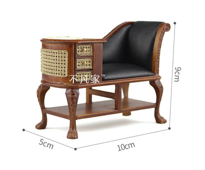 Sofá en miniatura a escala 1:12 y 1:6 con bonitas almohadas, muebles de simulación para sala de estar de casa de muñecas. Modelo de casa de muñecas en miniatura.