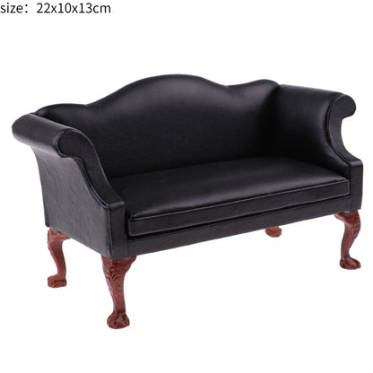 Sofá en miniatura a escala 1:12 y 1:6 con bonitas almohadas, muebles de simulación para sala de estar de casa de muñecas. Modelo de casa de muñecas en miniatura.