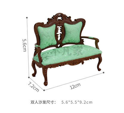 Sofá en miniatura a escala 1:12 y 1:6 con bonitas almohadas, muebles de simulación para sala de estar de casa de muñecas. Modelo de casa de muñecas en miniatura.