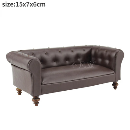 Sofá en miniatura a escala 1:12 y 1:6 con bonitas almohadas, muebles de simulación para sala de estar de casa de muñecas. Modelo de casa de muñecas en miniatura.