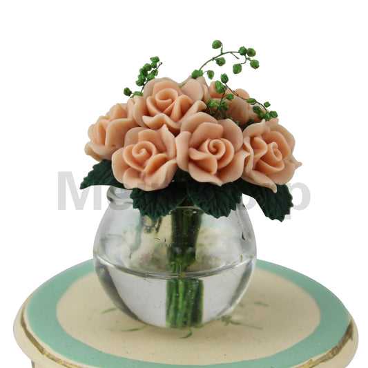 Arreglo de rosas en miniatura en jarrón de cristal: perfecto para decorar casas de muñecas a escala 1:12.