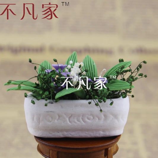 Casa de muñecas en miniatura a escala 1:12 con decoración de flores moradas y hojas verdes, armario de madera y accesorios para sala de estar.