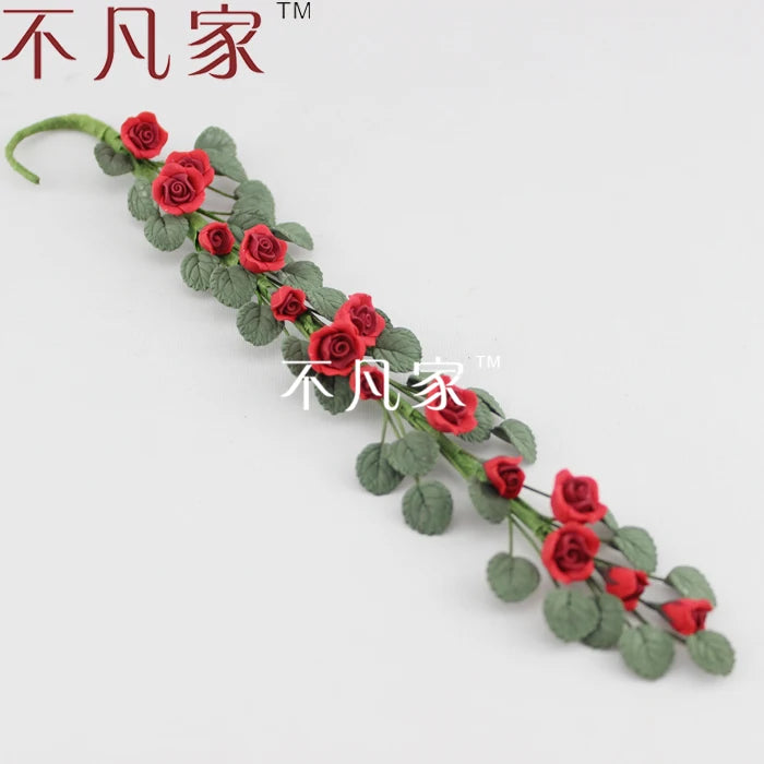 Guirnalda de rosas rojas en miniatura a escala 1:12 para decorar casas de muñecas: un impresionante accesorio floral.