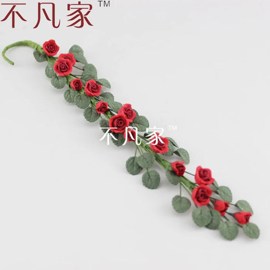 Guirnalda de rosas rojas en miniatura a escala 1:12 para decorar casas de muñecas: un impresionante accesorio floral.