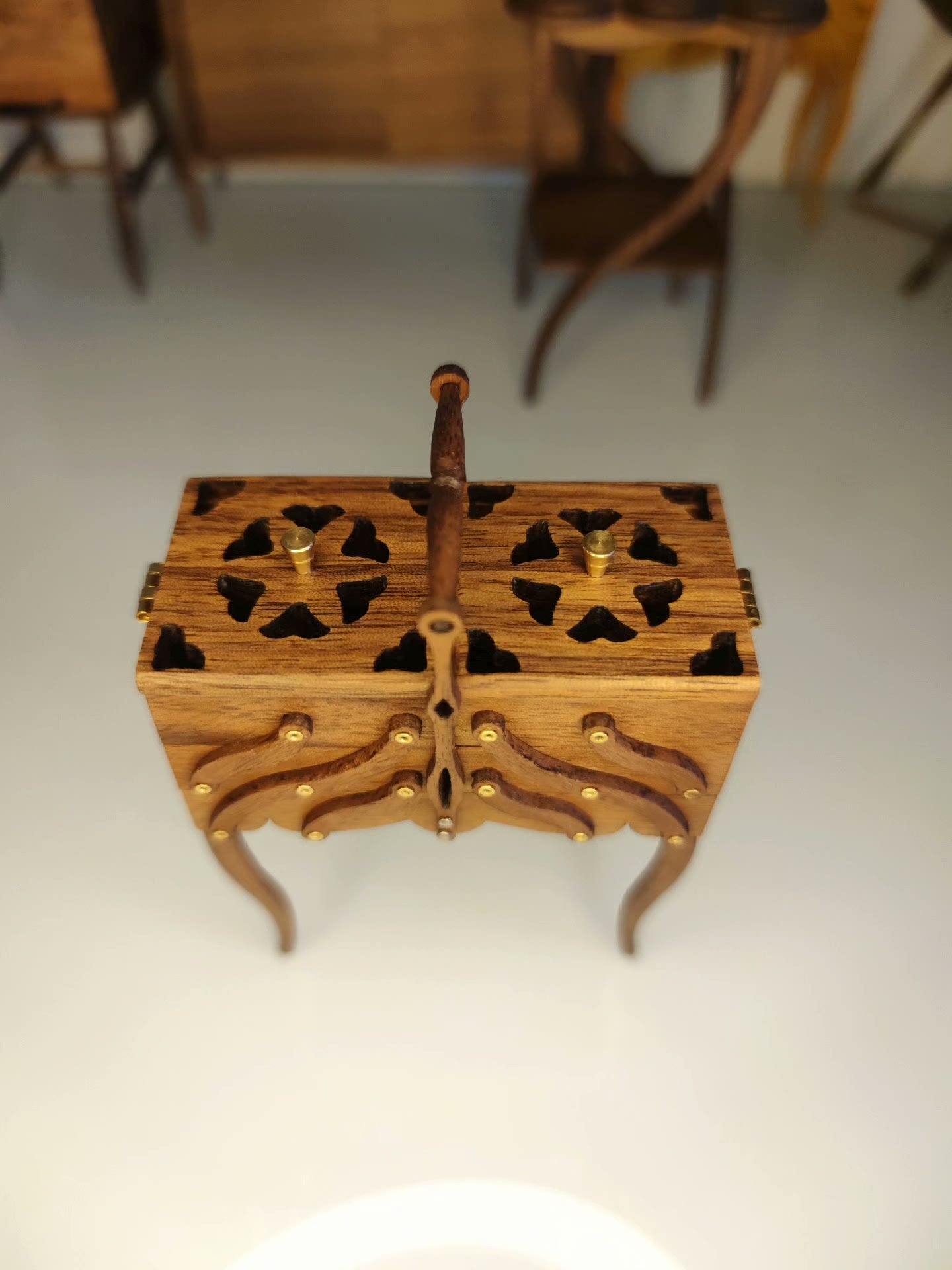 Boîte à couture pliable avec poignée pour maison de poupée miniature à l'échelle 1:6