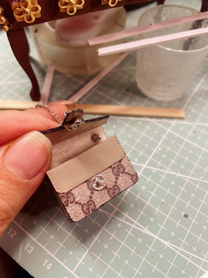 Bolso de diseño en miniatura a escala 1:12, diseño floral y liso de Dionisio para casa de muñecas.
