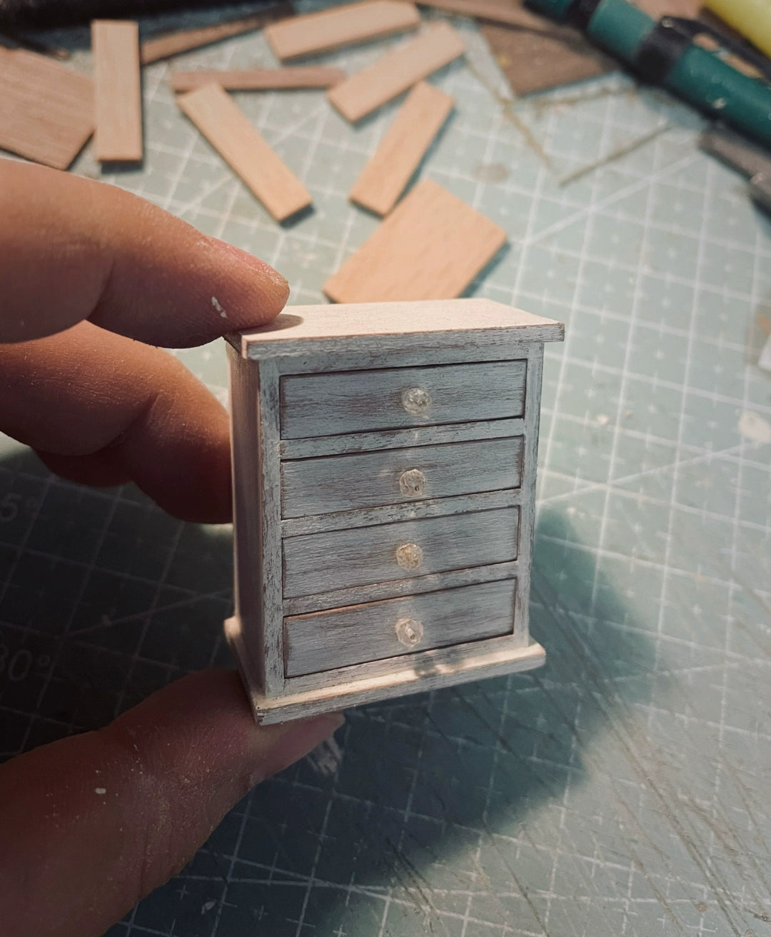 Meuble à tiroirs blanc vieilli à l'échelle 1:6, meuble miniature pour maison de poupée