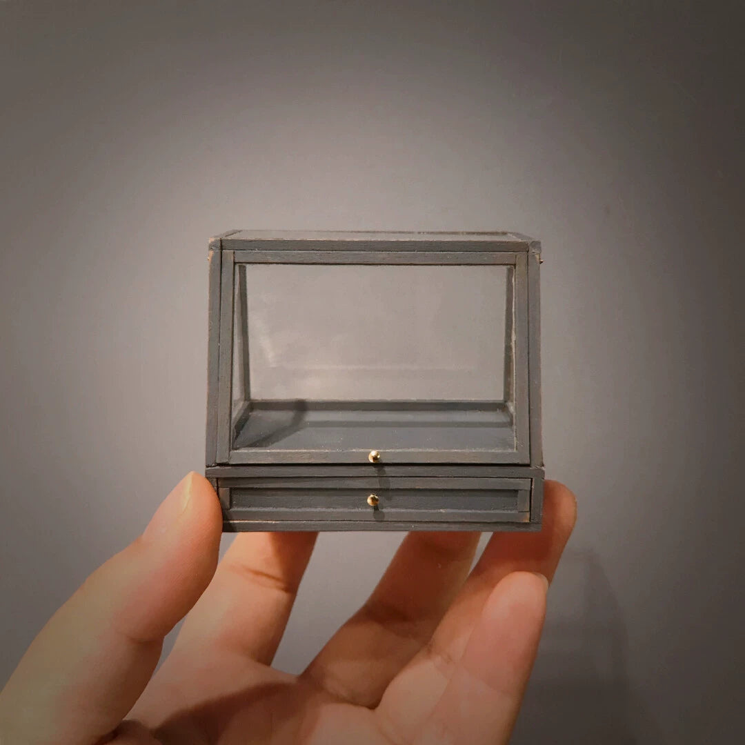 Vitrine miniature grise et bleue vieillie à l'échelle 1:6 pour maison de poupée