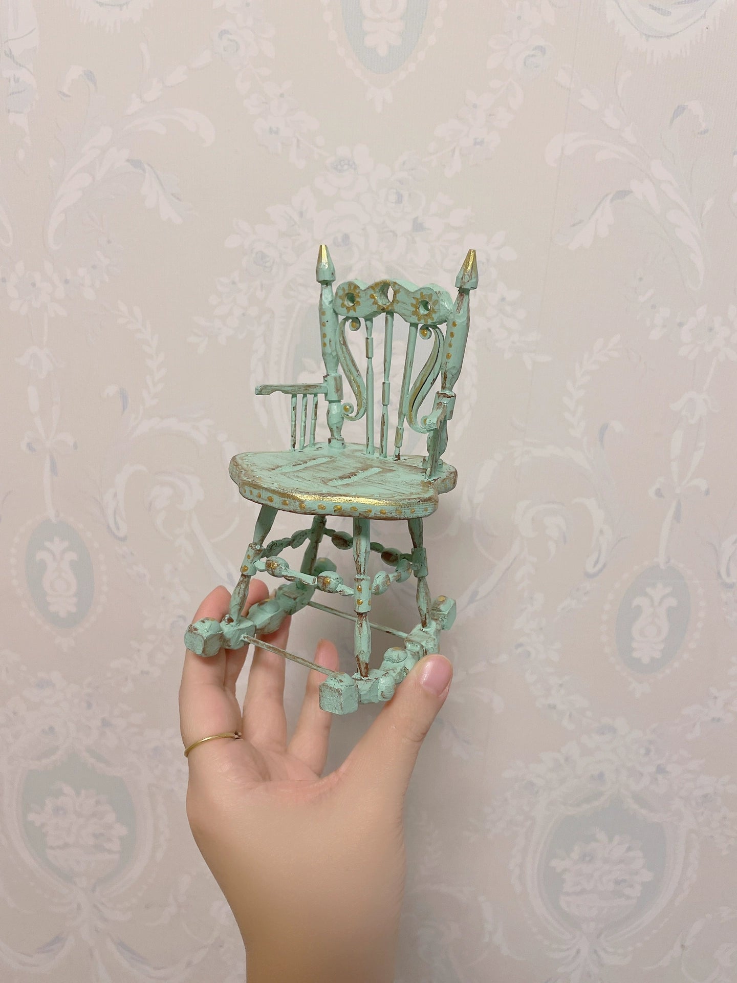 Mecedora de madera verde gótica vintage a escala 1:6, muebles en miniatura para casa de muñecas, ideal para sala de estar.