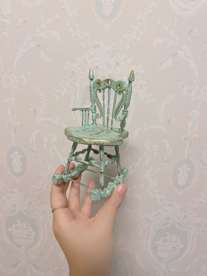 Mecedora de madera verde gótica vintage a escala 1:6, muebles en miniatura para casa de muñecas, ideal para sala de estar.