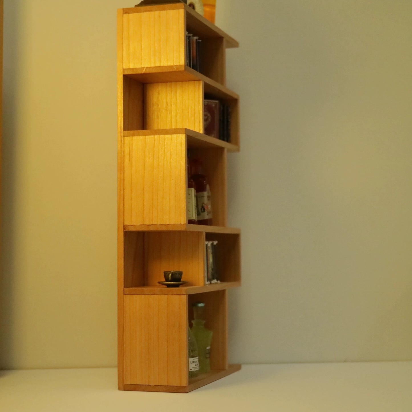 Bibliothèque en bois miniature à l'échelle 1:12 pour maison de poupée