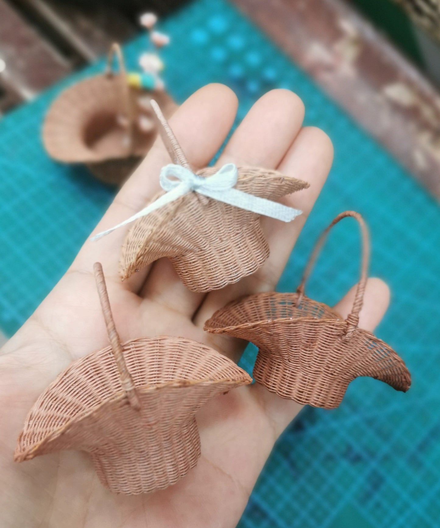1:12 Scale Miniature Woven Flower Basket Small Handbag For Dollhouse BJD OB11 5cm Height