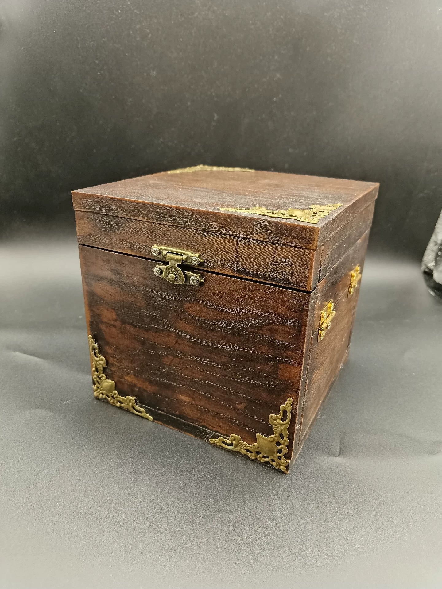 Caja de joyería antigua impresa en 3D para casa de muñecas en miniatura