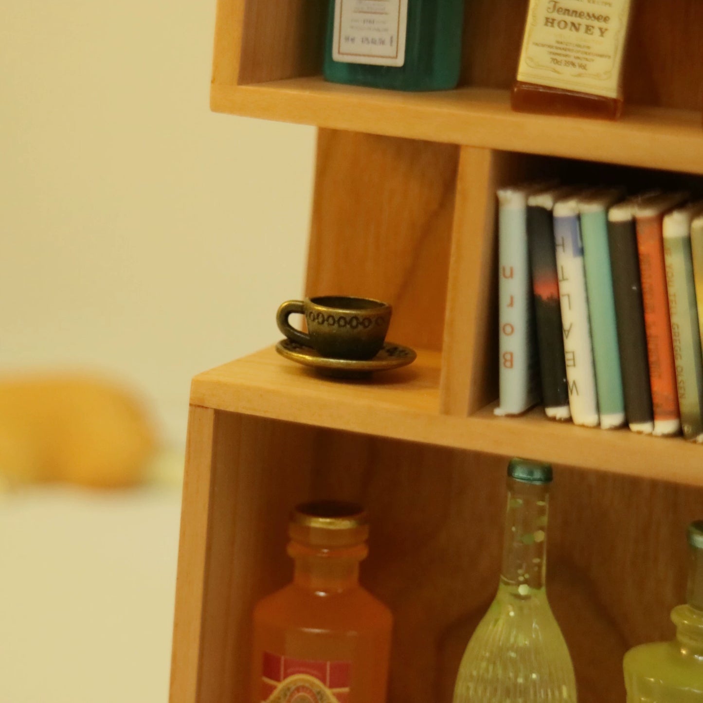 Bibliothèque en bois miniature à l'échelle 1:12 pour maison de poupée