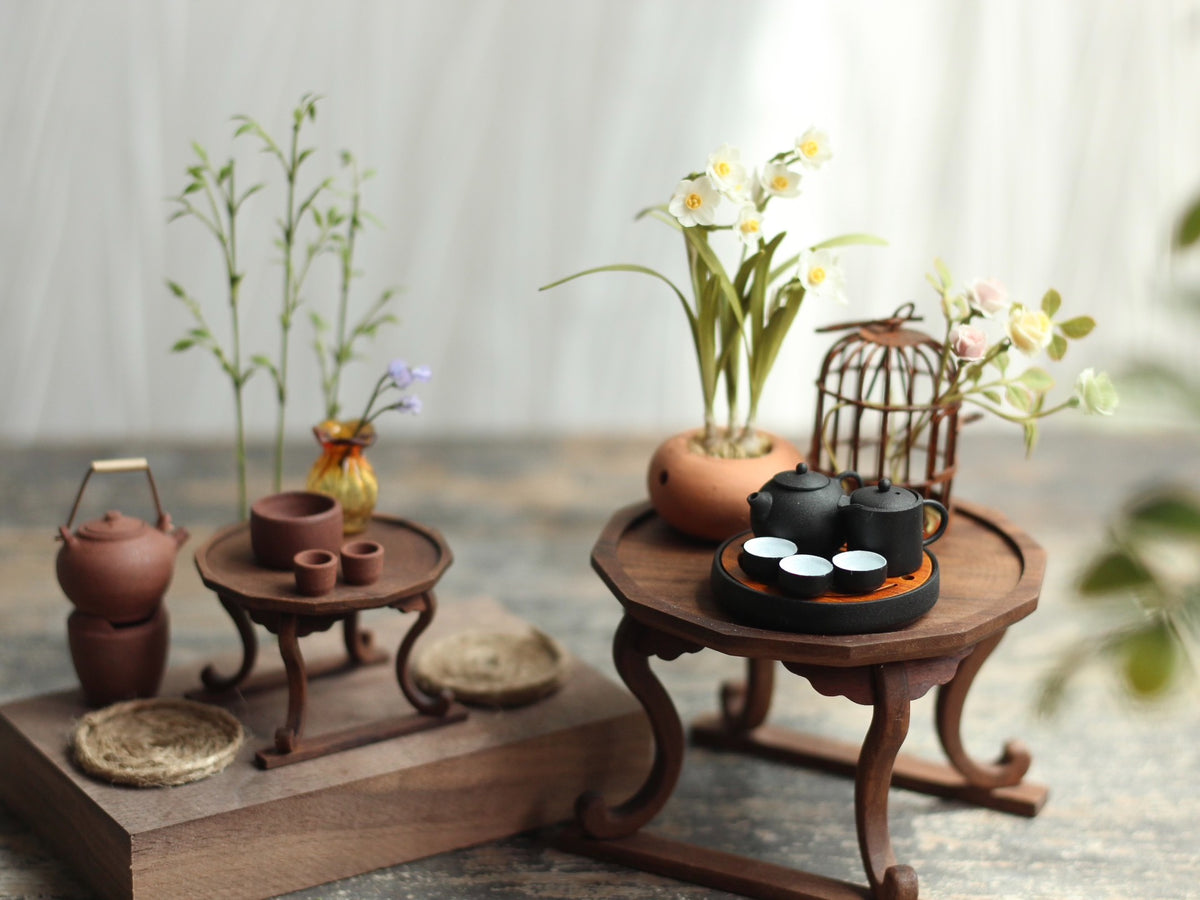 Mesa de té en miniatura personalizable de nogal negro a escala 1:6