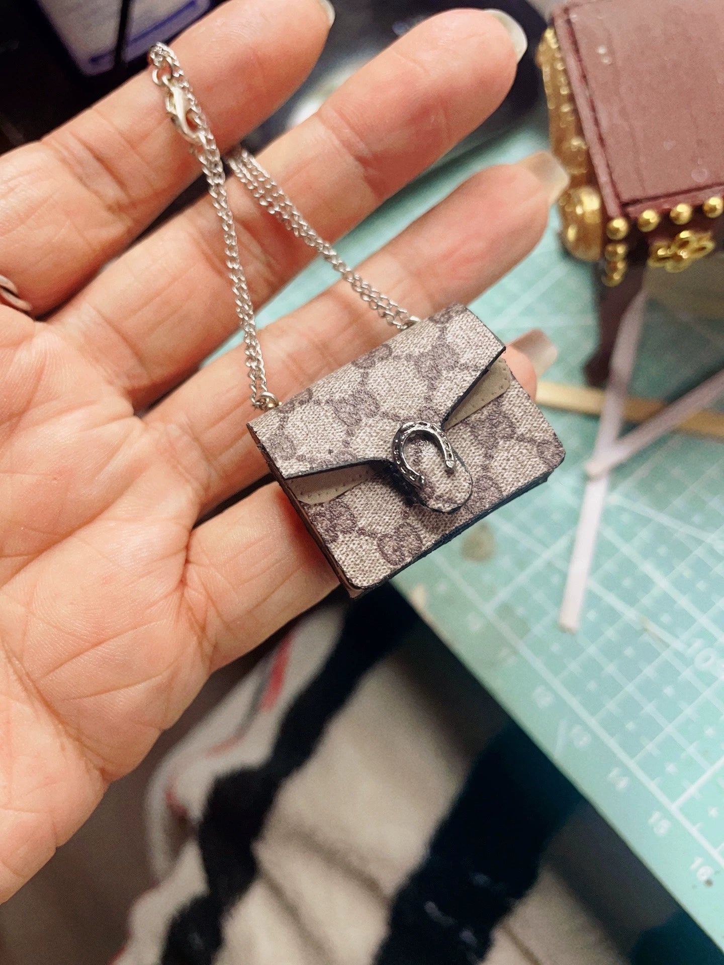 Bolso de diseño en miniatura a escala 1:12, diseño floral y liso de Dionisio para casa de muñecas.