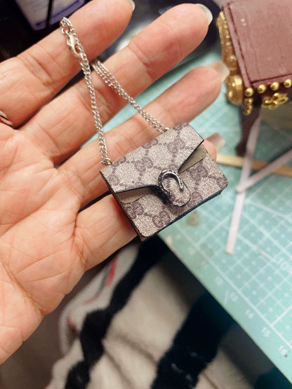 Bolso de diseño en miniatura a escala 1:12, diseño floral y liso de Dionisio para casa de muñecas.