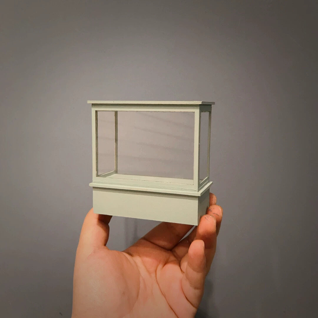 Meuble à gâteaux vintage miniature pour maison de poupée à l'échelle 1:12