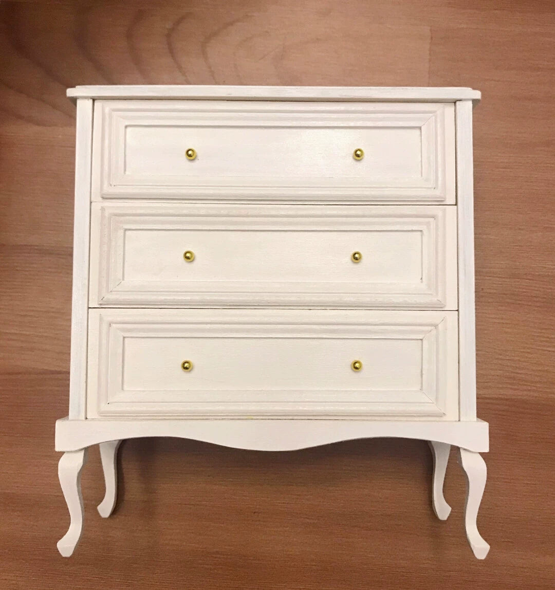 Meuble miniature vintage blanc à trois tiroirs pour maison de poupée, échelle 1:6