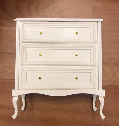 Meuble miniature vintage blanc à trois tiroirs pour maison de poupée, échelle 1:6