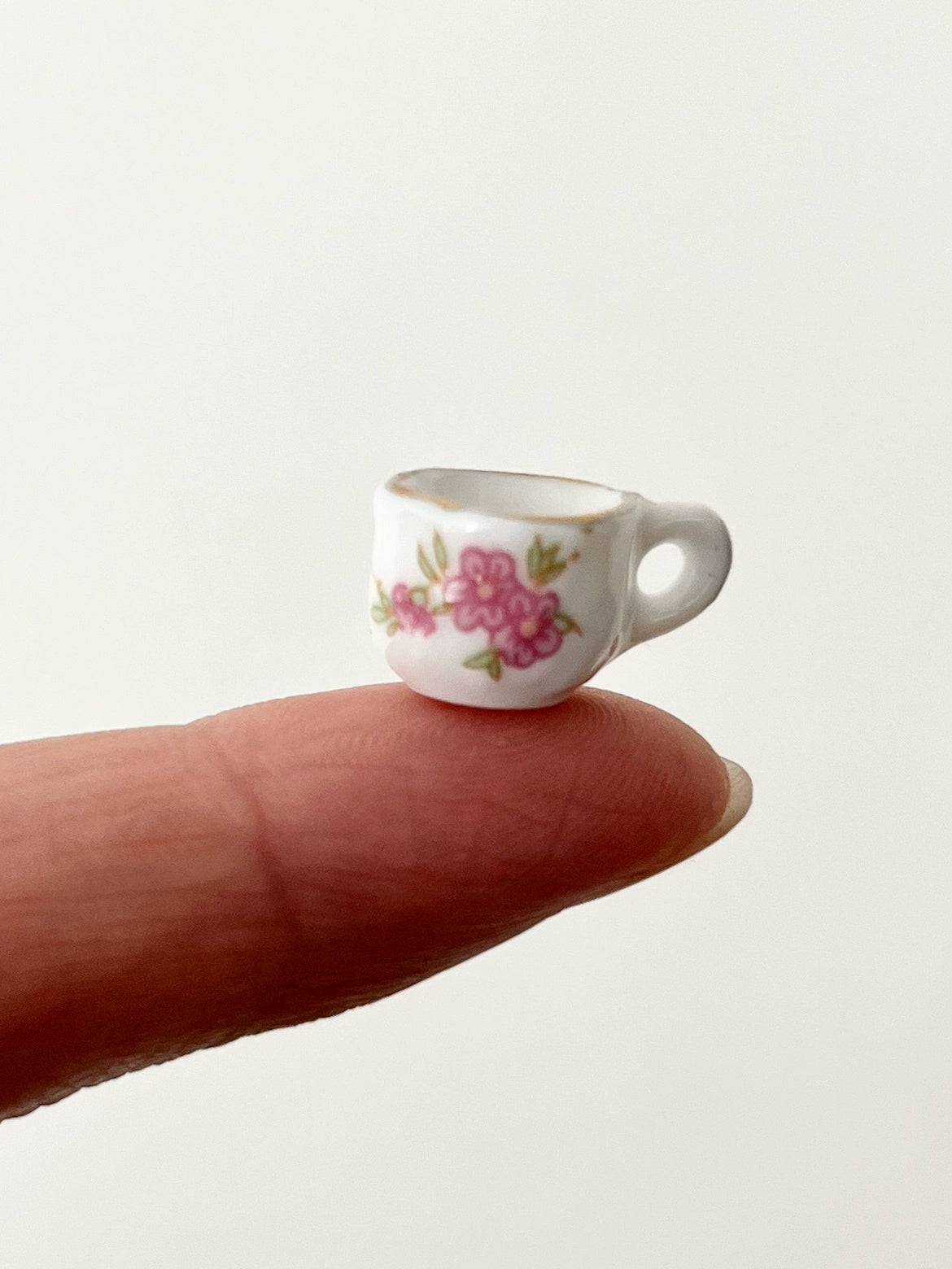 Caja ciega para casa de muñecas en miniatura a escala 1:12, accesorios OB11, juego de simulación de comida en miniatura, taza de cerámica dorada pintada a mano
