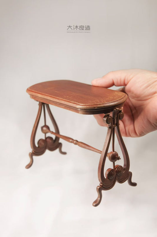 Mesa auxiliar victoriana a escala 1:6, mueble en miniatura para casa de muñecas.