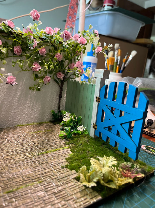 Escena fotográfica de jardín a escala 1:12, casa de muñecas en miniatura, muebles de madera únicos