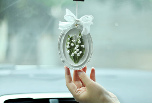 Adorno colgante para coche con diseño de lirio de los valles en miniatura