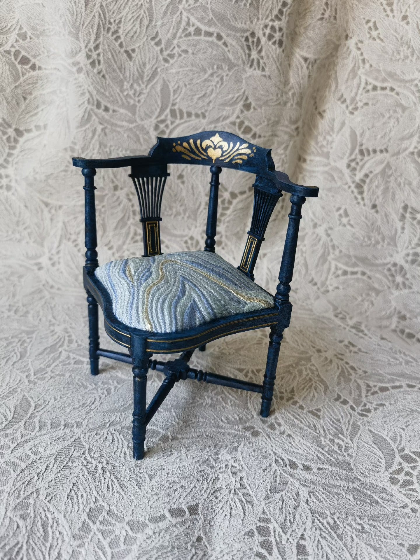 Chaise Windsor miniature à l'échelle 1:6, meubles et accessoires pour maison de poupée