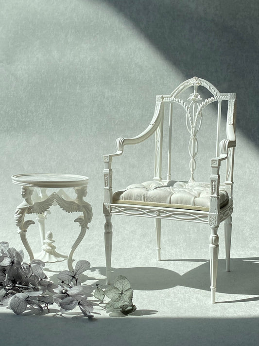 Fauteuil miniature sculpté vintage à l'échelle 1:6 pour maison de poupée