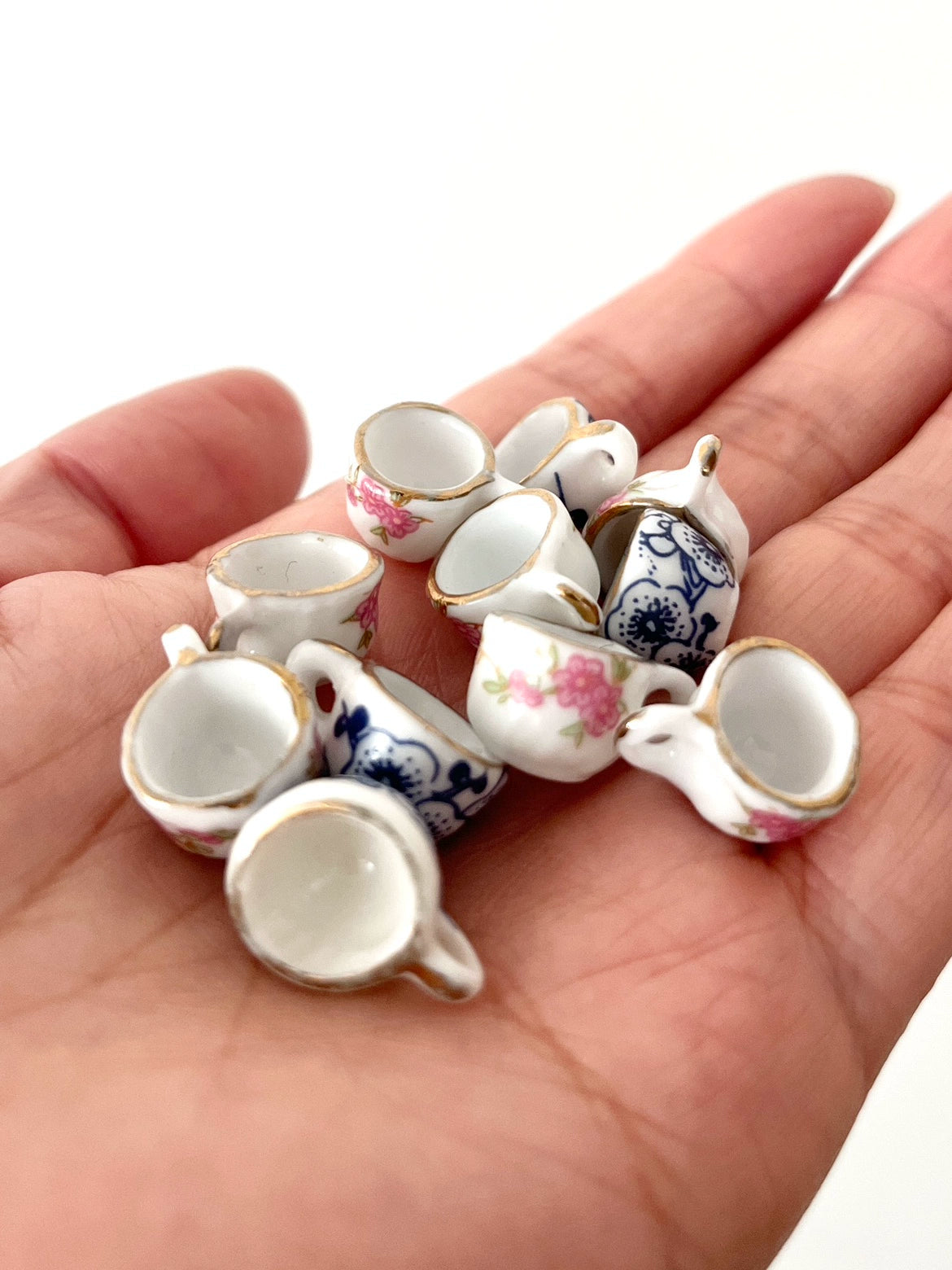 Caja ciega para casa de muñecas en miniatura a escala 1:12, accesorios OB11, juego de simulación de comida en miniatura, taza de cerámica dorada pintada a mano