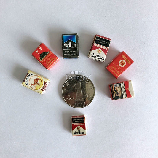Accesorios para casas de muñecas en miniatura a escala 1:12: Juego de 5 modelos realistas de cigarrillos para decorar casas de muñecas.