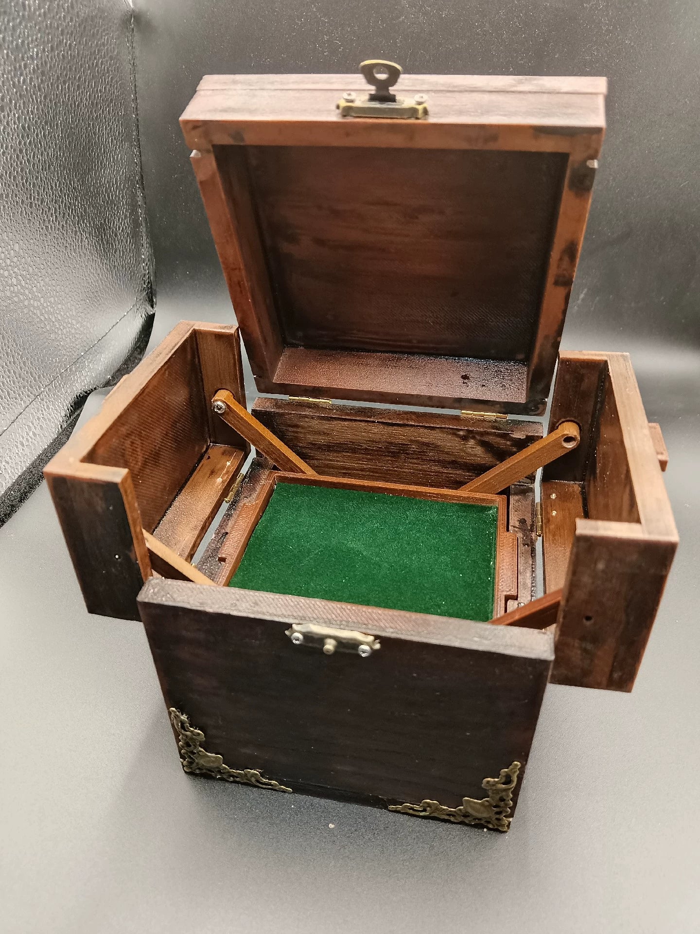 Caja de joyería antigua impresa en 3D para casa de muñecas en miniatura