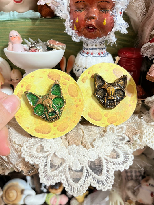 Broche de calavera de gato hecho a mano