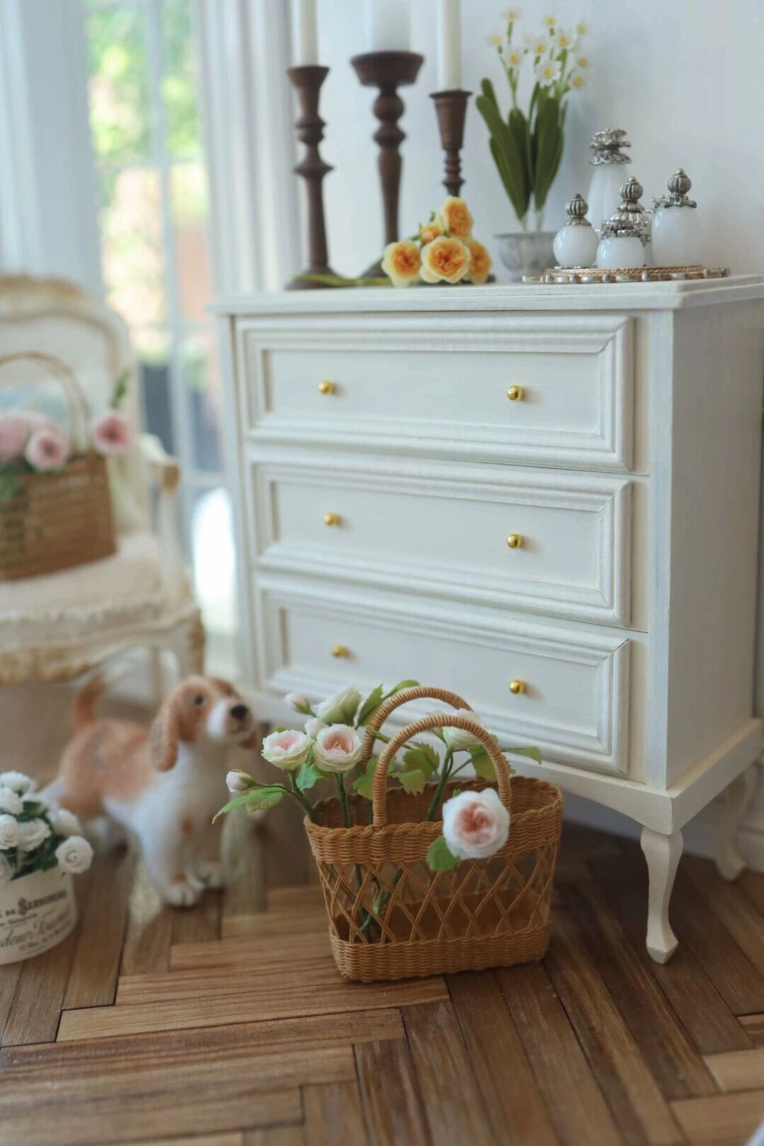 Meuble miniature vintage blanc à trois tiroirs pour maison de poupée, échelle 1:6